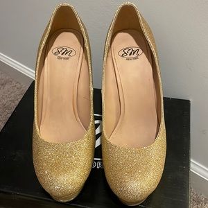 Glitter Gold platform pumps